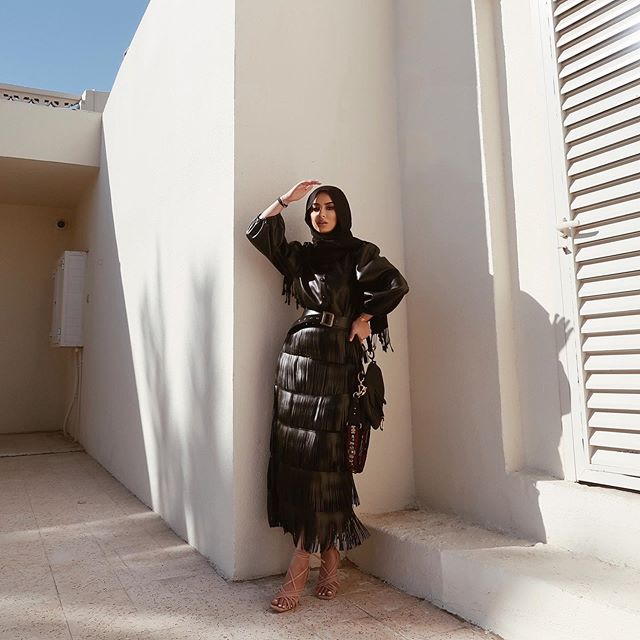 اطلالة كاملة من الجلد مع القميص والتنورة الشراشيب من الفاشينيستا سهى