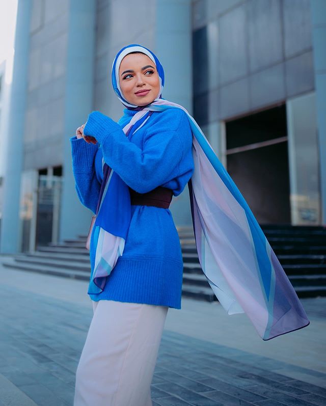 كنزة الصوف الواسعة بألوان شبابية مع حزام الخصر