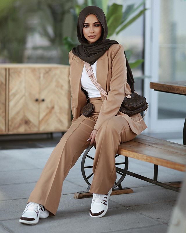 البدلة الكاجوال مع السنيكرز من الفاشينيستا سهى