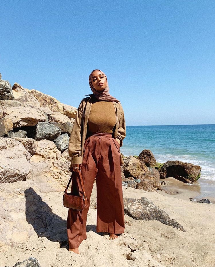 موضة البناطيل الواسعة عالية الخصر