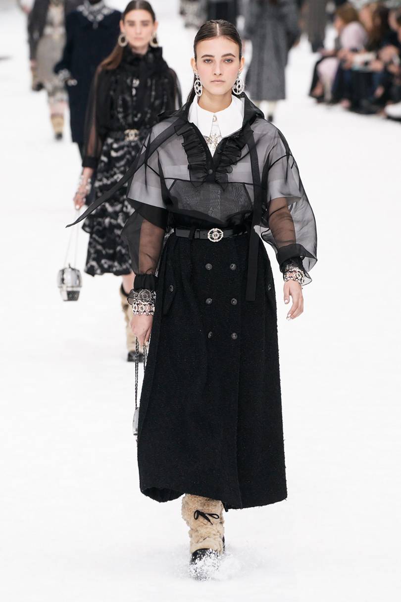  التنانير طويلة عالية الخصر من Chanel مع الأزرار الأمامية