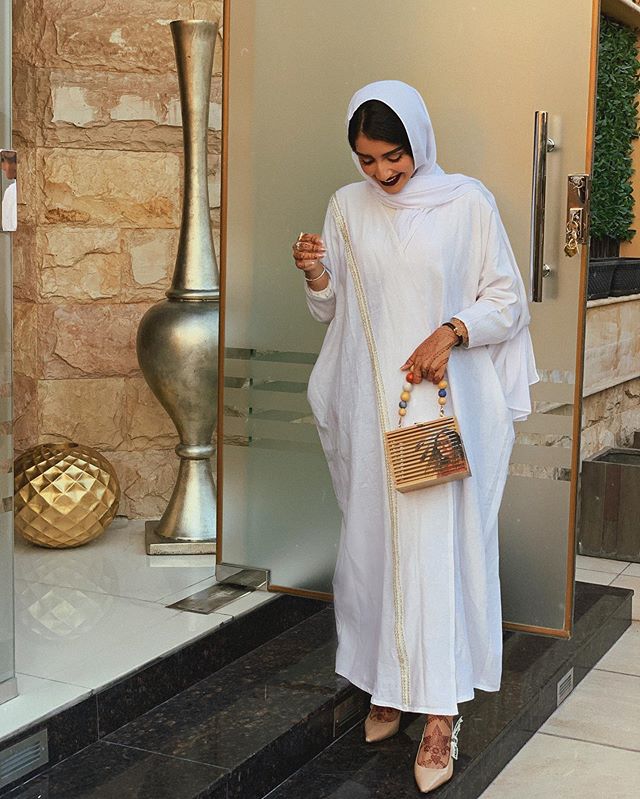 الشنط الخشبية مع العبايه البيضاء المريحة