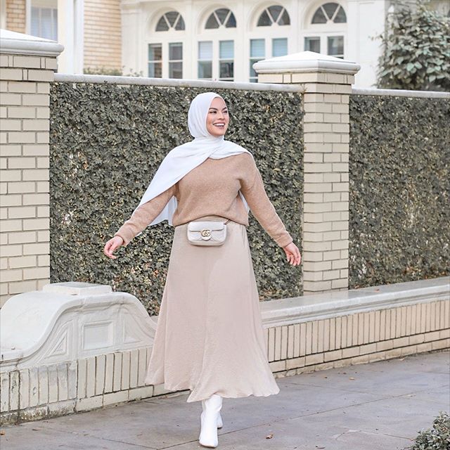 التنورة عالية الخصر بأسلوب محايد