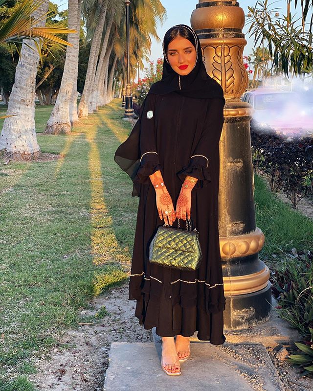 الأحذية الشفافة مع العبايات السوداء الكشكش بأسلوب خولة المراغي