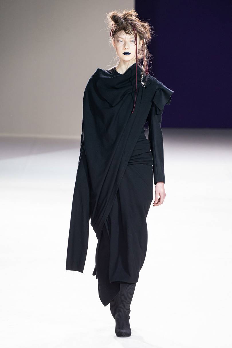 عبايات سوداء من Yohji Yamamoto