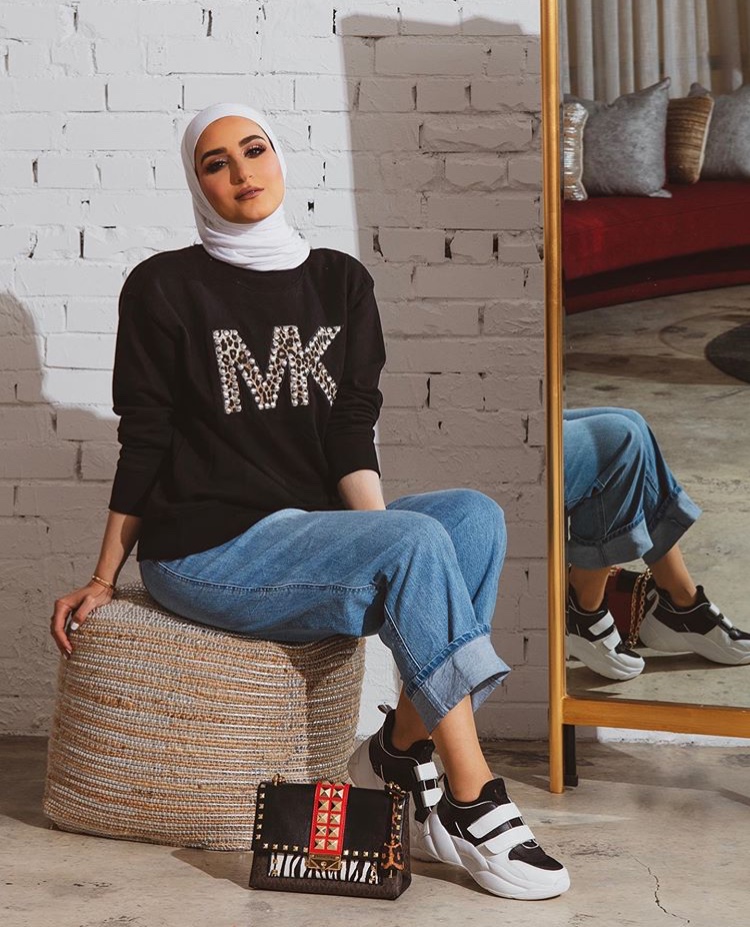 اطلالة كاجوال بسيطة بلمسة من الترف