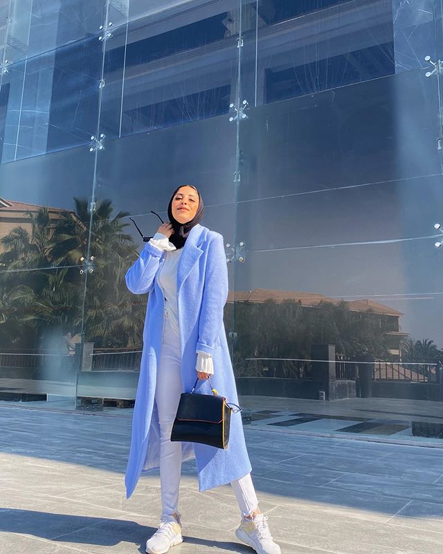 المعطف الطويل باللون السماوي مع تنسيق محايد مخملي