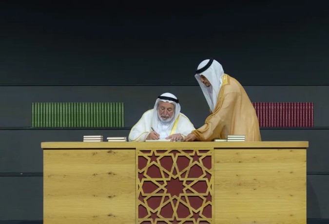 توقيع حاكم الشارقة لأحدث إصداراته