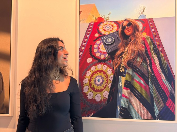 سارة السيهاتي (شرقية) مع الصورة التي شاركت بها في المعرض (2)