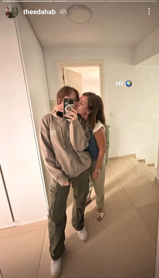سلافة معمار تقبّل ابنتها دهب- الصورة من ستوري حساب دهب على إنستغرام