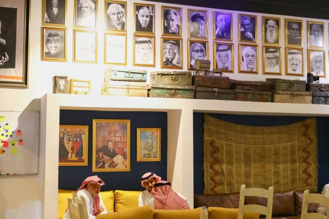 صور المثقفين ضمن ديكورات مقهى أدب