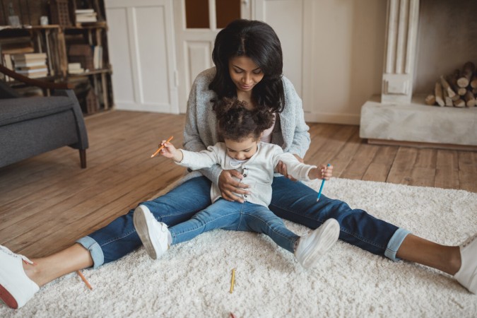 اللعب مع الطفل أرضاً