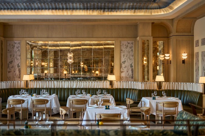 أحد مطاعم فور سيزونز دبي في شاطئ جميرا