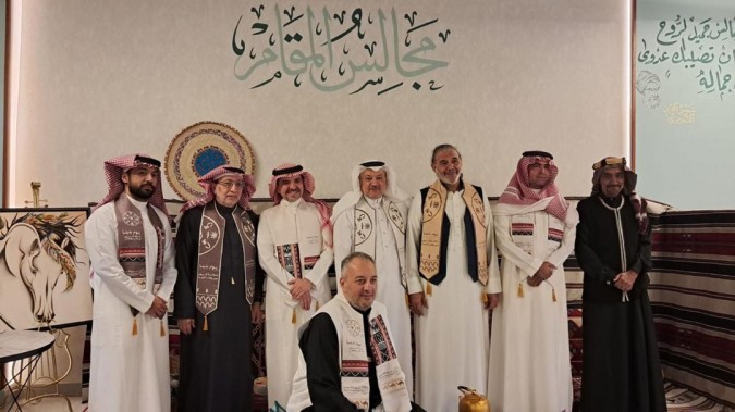 محمد مكوار متوسطاً الحضور والمشاركين لفعالية بمناسبة يوم التأسيس