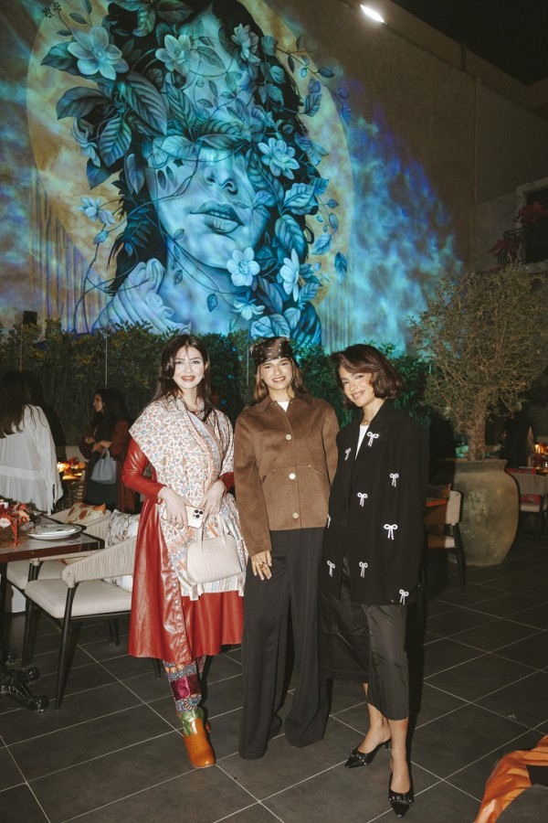 من اليمين المدونتان ديم القو ومريم القو، والممثلة نرمين الزهراني