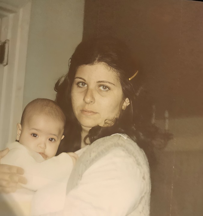 ميريت تحمل ابنها الرضيع