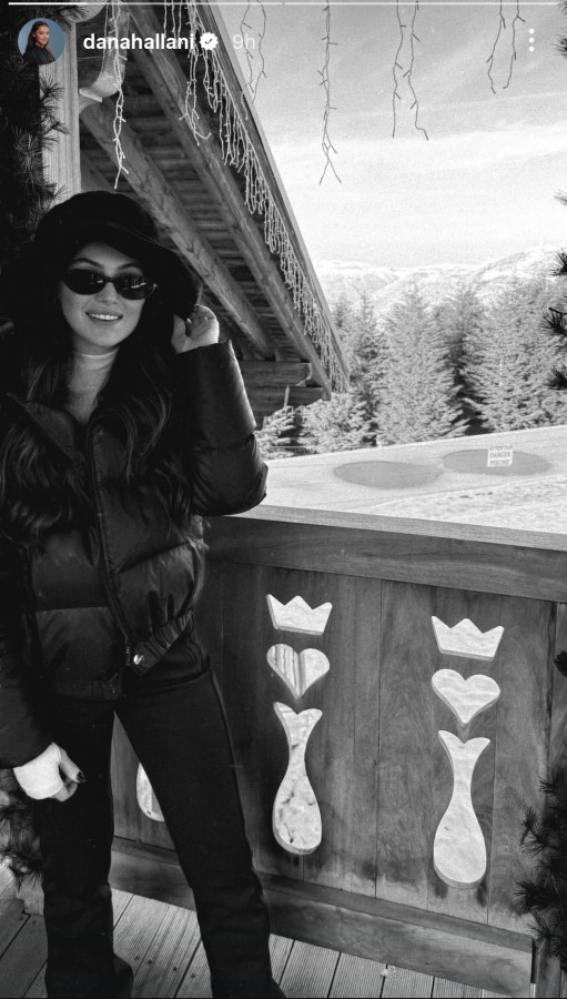 نشرت دانا الحلاني صورة لها من رحلتها وخطيبها آلان سعد على الثلج عبر ستوري حسابها على إنستغرام