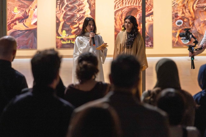 الفنانة عهد العمودي على اليسار وبجوارها القيّمة أمل العلي في افتتاح معرض عهد العمودي: قبلة شمس (الصورة من مؤسسة الشارقة للفنون)