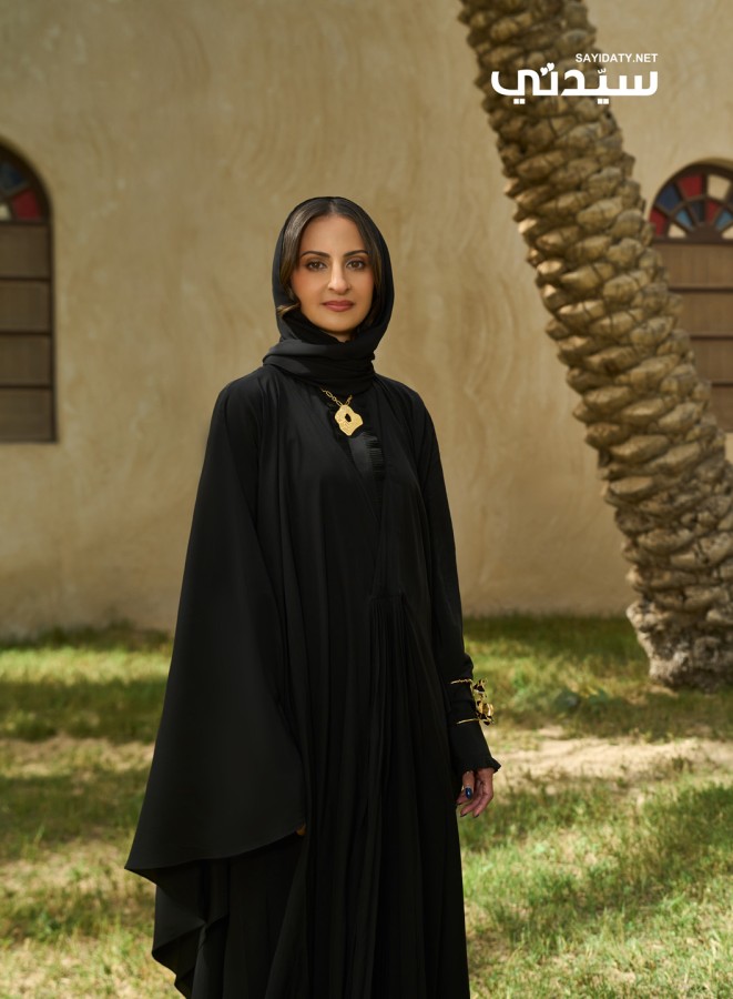 فستان من توم فورد Tom Ford عقد وسوار من أبوا APOA