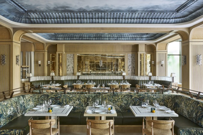 ​  أحد مطاعم فور سيزونز دبي في شاطئ جميرا  ​