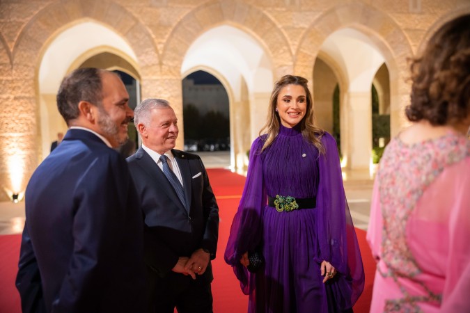 الملكة رانيا إلى جانب الملك عبد الله الثاني -الصورة من الديوان الملكي الهاشمي