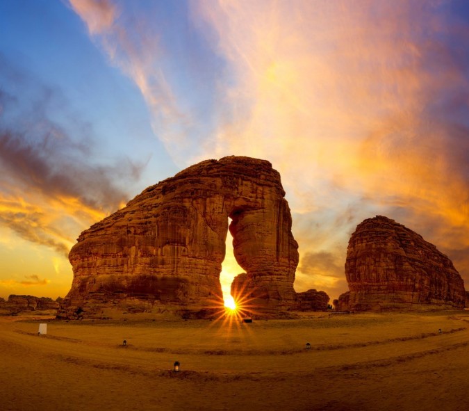 صخرة الفيل في العُلا في وقت غروب الشمس 