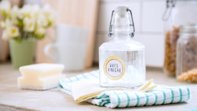 طرق في التدبير المنزلي لتنظيف اليدين من بقع الحبر: يوضع كمٌّ مناسبٌ من الخل الأبيض على البقعة، وتُفرك هذه الأخيرة باستخدام منشفة ورقيَّة خشنة، ما يُساعد في نزع خلايا الجلد الميِّتة التي تحتوي على الحبر