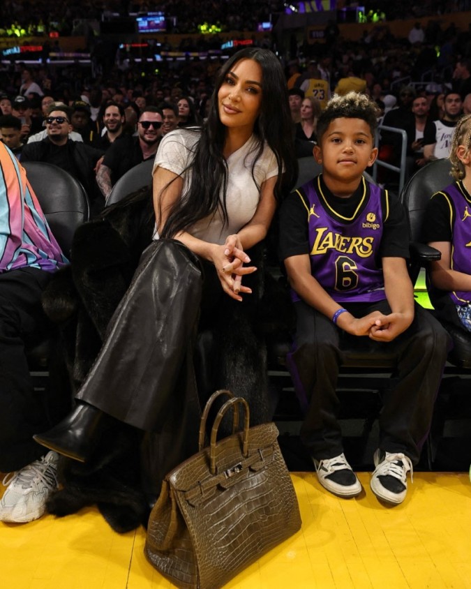 كيم كارداشيان مع ابنها (مصدر الصورة Jim Poorten / NBAE / Getty Images via AFP)