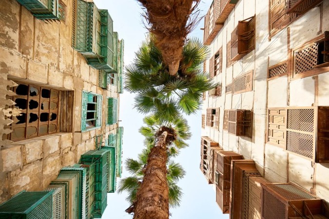 نظرة علوية لأبنية البلد القديمة ورواشينها، في جدّة (مصدر الصورة: Xavier Arnau / Getty Images)
