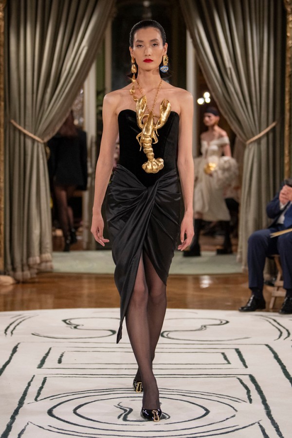 إطلالة من سكياباريللي Schiaparelli - الصورة من Launchmetrics/Spotlight ©