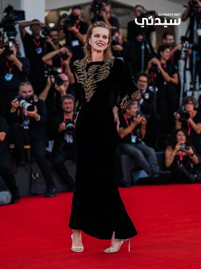إيفا هيرزيغوفا Eva Herzigová في مهرجان فينيسيا السينمائي 2025- تصوير يوسف بوهوش خاص سيدتي