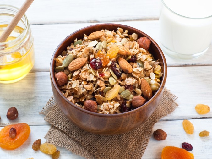 تختلف العناصر الغذائية في الجرانولا باختلاف مكوّناتها