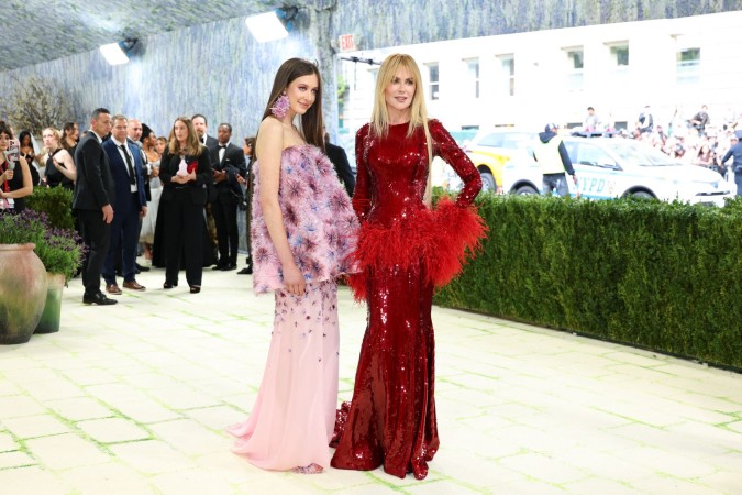 صنداي روز كيدمان أوربان Sunday Rose Kidman Urban ونيكول كيدمان Nicole Kidman في حفل ميت غالا 2026. مصدر الصورة: Angela Weiss / AFP