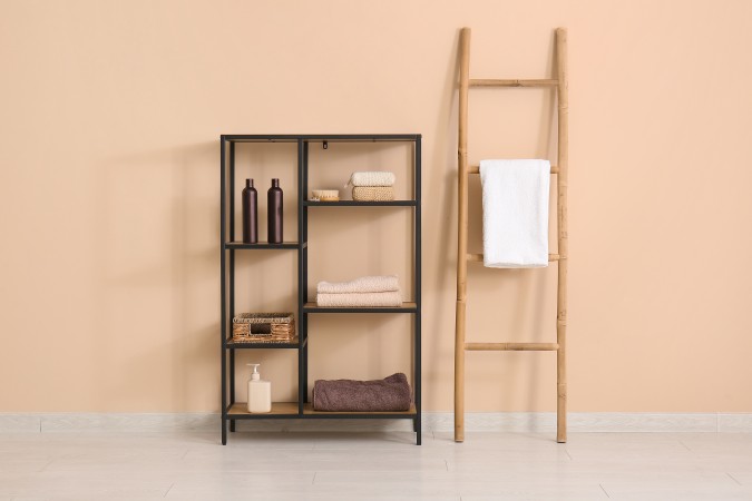 حائط بيج في الحمام المنزلي