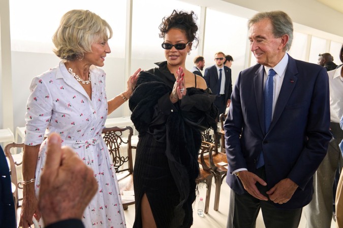 ريهانا Rihanna بين الثنائي دلفين وبرنارد  أرنو  رئيس مجموعة LVMH- مصدر الصورة Launchmetrics/Spotlight ©