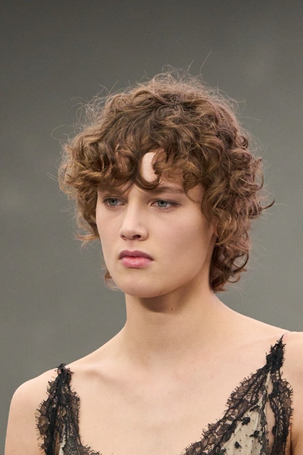 تسريحة الكيرلي القصير 