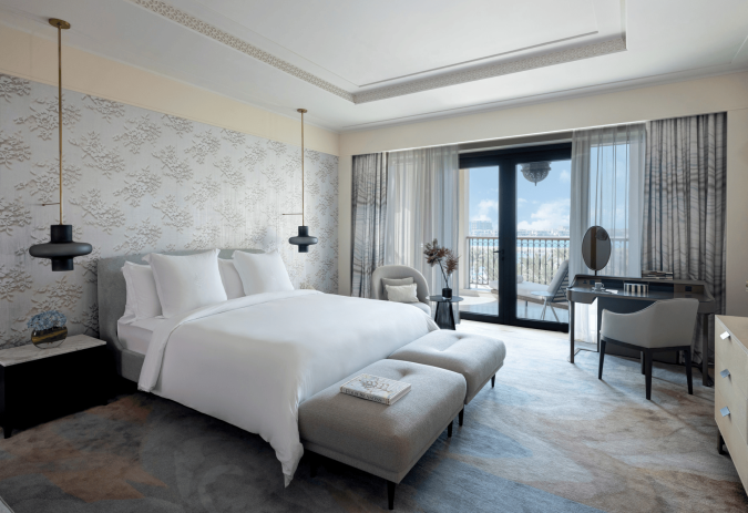 غرفة فخمة في منتجع فورسيزونز دبي على شاطئ جميرا