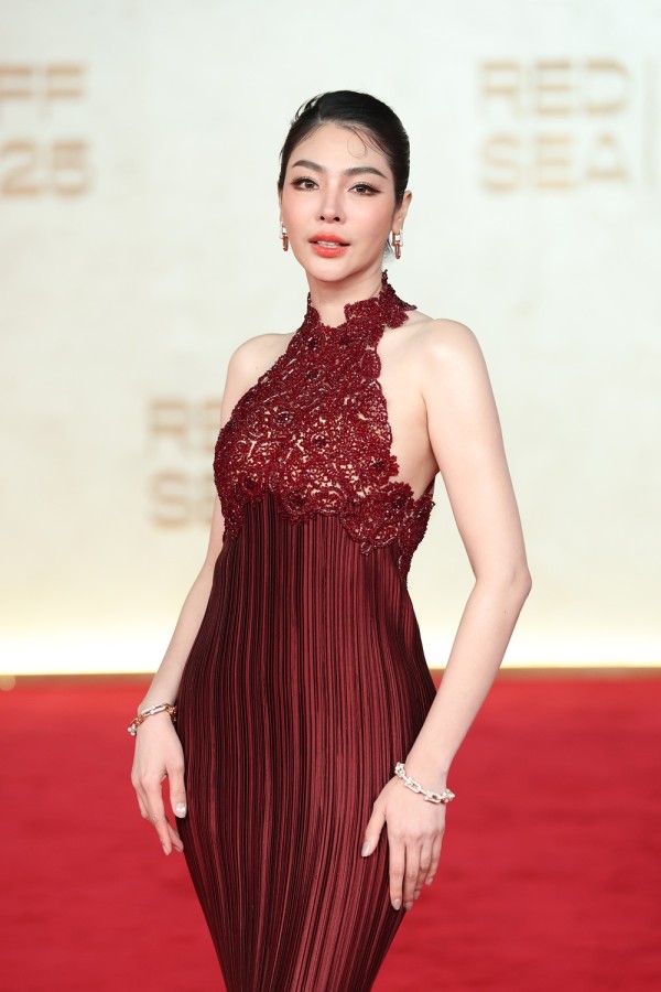 فاي بيرايا Faye Peraya - (مصدر الصورة Daniele Venturelli/Getty Images for The Red Sea International Film Festival)
