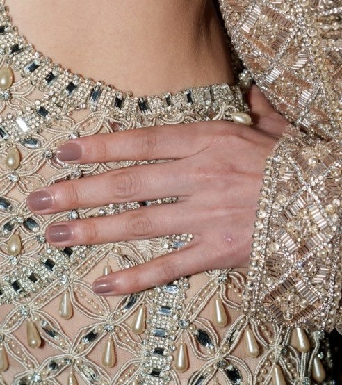 ألوان مناكير النيود التي تمنح أصابعك مدىً أطول