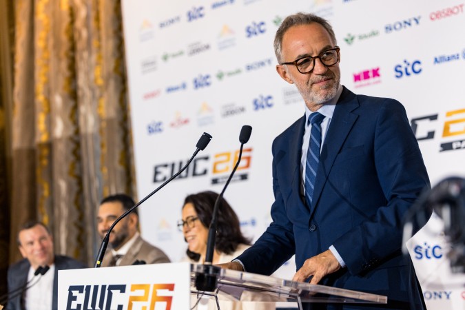 إيمانويل غريغوار، عمدة مدينة باريس، يلقي الكلمة الافتتاحيّة للمؤتمر الصحفي الافتتاحي لبطولة كأس العالم للرياضات الإلكترونيّة 2026 في باريس