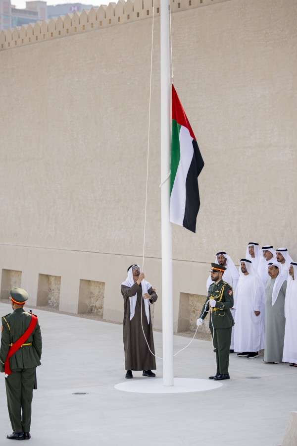 الشيخ محمد بن زايد آل نهيان يرفع علم الدولة في قصر الحصن. الصورة من حساب الشيخ محمد بن زايد على منصة إكس 