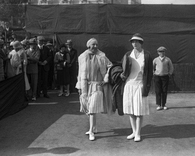 لاعبتا التنس الفرنسية سوزان لينغلين Suzanne Lenglen (إلى اليمين) والأميركية هيلين ويلز Helen Wills، عام 1926 (المصدر: Bettmann Archive/ Getty Images)