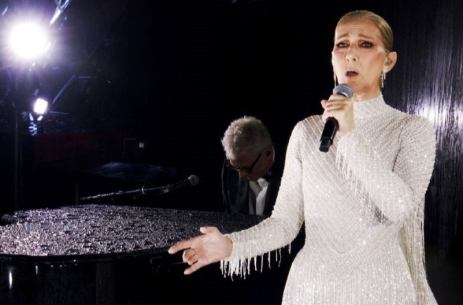 إطلالة محتشمة طويلة بيضاء مع كاب مطرز لسيلين ديون