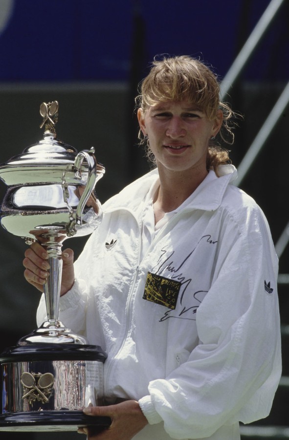 اللاعبة الألمانية ستيفي غراف Steffi Graff، حاملة كأس بطولة أستراليا 1989، (المصدر: Bongarts/Getty Images)