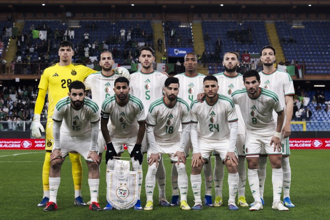 لاعبو المنتخب الجزائري يلتقطون صورة جماعية قبل المباراة الودية لكرة القدم بين الجزائر وغواتيمالا (مصدر الصورة: Nicolò Campo/LightRocket via Getty Images)
