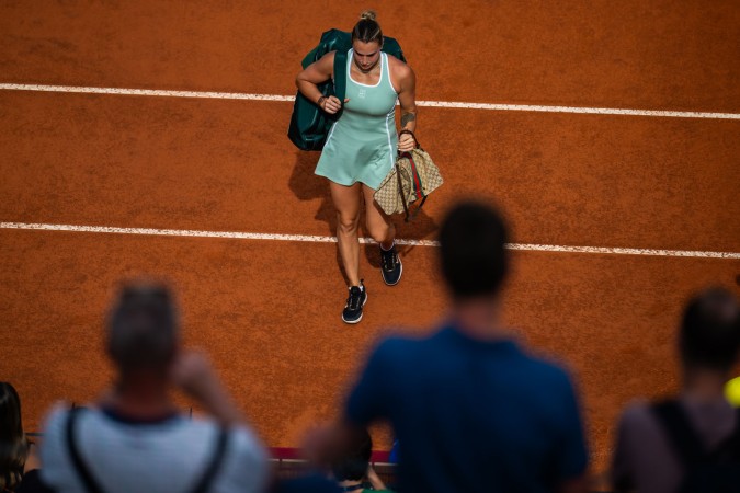 بطلة العالم الحالية، البيلاروسية أرينا سابالينكا Aryna Sabalenka، حاملة حقيبة غوتشي Gucci، في روما، مايو 2026 (المصدر:Photo by Robert Prange/ Getty Images)