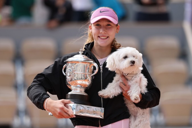 ميرّا أندرييفا Mirra Andreeva تحمل كأس Suzanne Lenglen في نهائي سيدات رولان غاروس 2026 (المصدر: Clive Brunskill/ Getty Images)