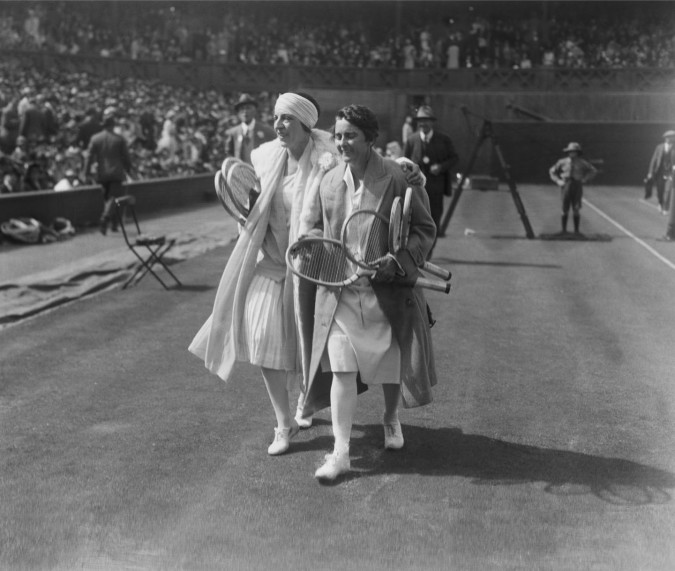 لاعبتا التنس الأميركية ماري براون Mary Browne (إلى اليمين) والفرنسية سوزان لينغلين Suzanne Lenglen، عام 1926 (المصدر: Fox Photos/ Hulton Archive/ Getty Images)