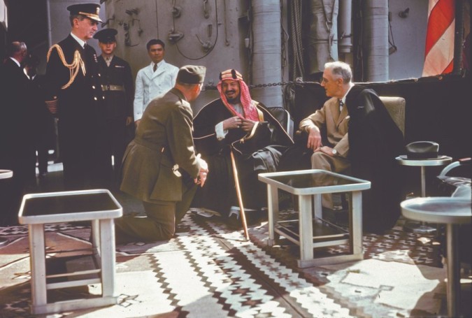 لقاء الملك عبدالعزيز وفرانكلين روزفلت على ظهر البارجة الأمريكية كوينسي عام 1945