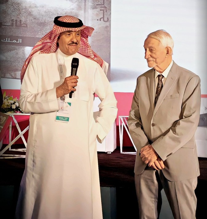 الأمير سلطان بن سلمان والدكتور الراحل مايكل سابا في جلسة "هانجر توكس" بمعرض ساند أند فن 2024